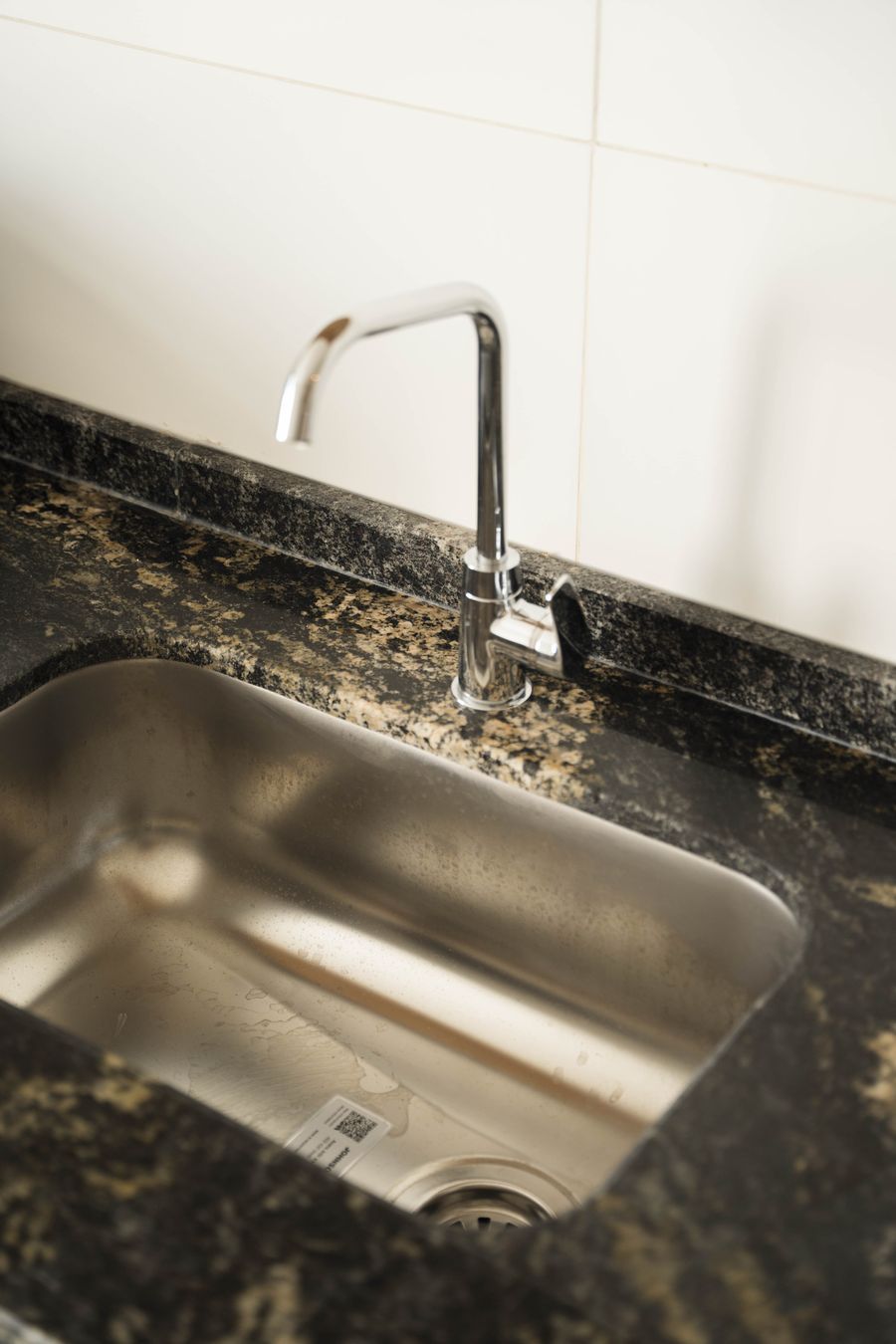 Mesada de granito con bacha bajo mesada en la cocina