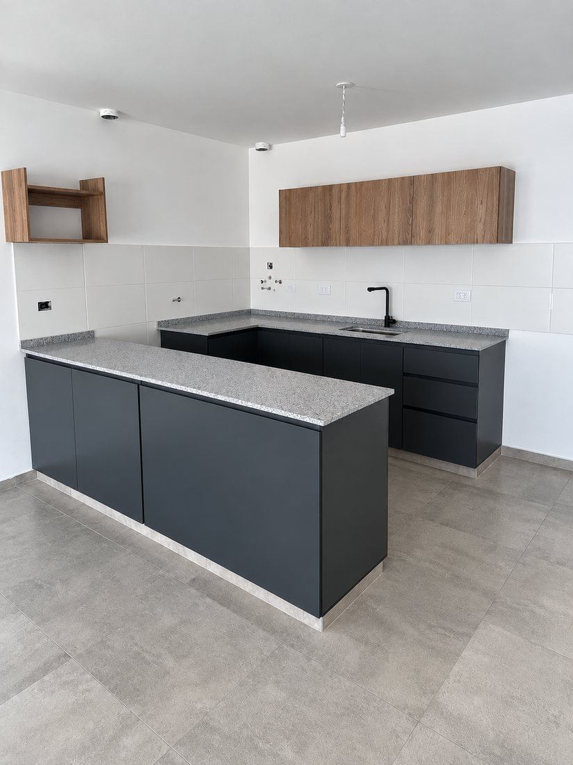 Cocina con mesada en U de granito y alacenas de madera
