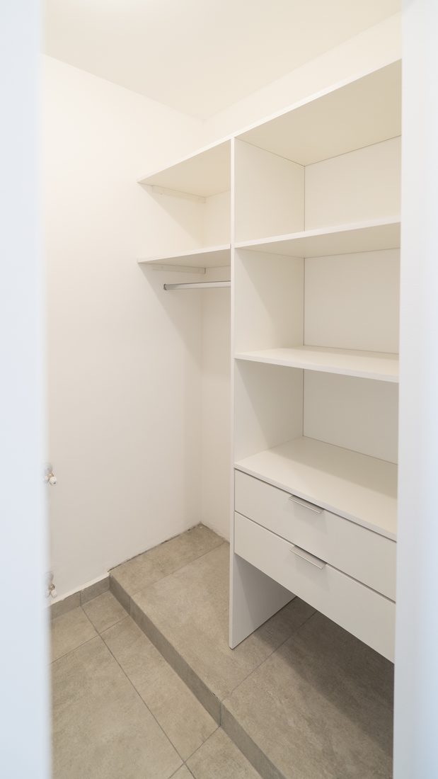 Vestidor con estantería, barral y cajonera