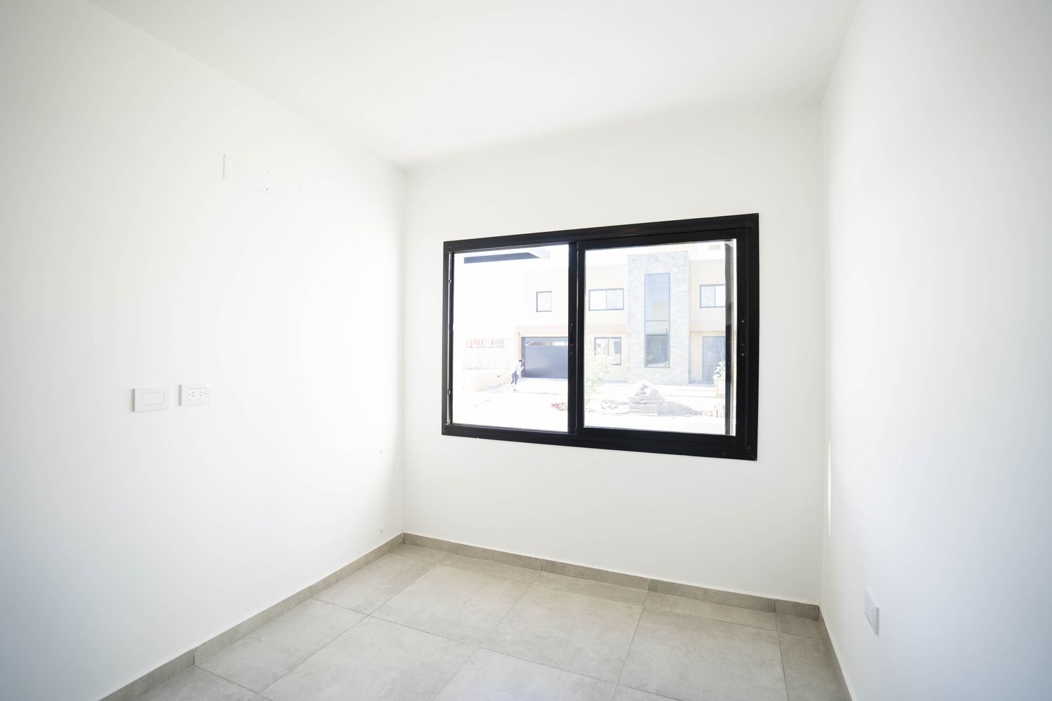 Dormitorio con ventana de aluminio negro